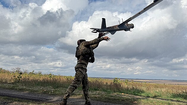 Ukrajinský voják vypou�tí pr�zkumný dron poblí� frontového m�sta Pokrovsk v...