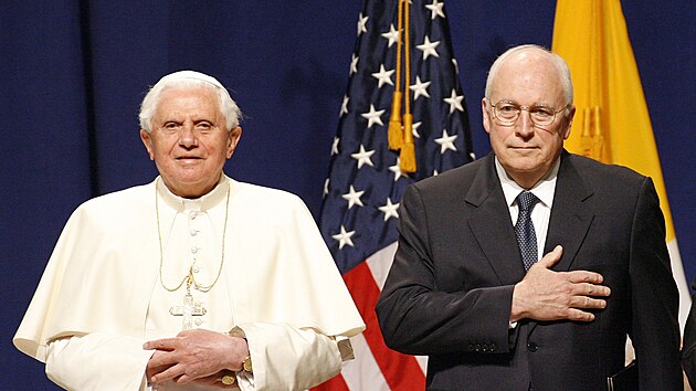 Pape Benedikt XVI. a viceprezident Dick Cheney stoj pi hymn Spojench stt bhem rozloukov ceremonie na newyorskm mezinrodnm letiti Johna F. Kennedyho. (20. dubna 2008)