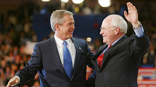 Prezident Bush a viceprezident Dick Cheney se objmaj po Bushov projevu v Madison Square Garden v New Yorku. (2. z 2004)