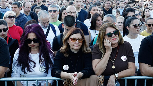 Des�tky tis�c lid� z cel�ho Srbska p�i�ly v Nov�m Sadu manifestovat a uct�t pam�tku 16 ob�t�, kter� p�ed rokem zahynuly p�i z��cen� st�echy m�stn�ho n�dra��. (1. listopadu 2025)