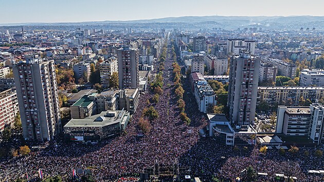 Des�tky tis�c lid� z cel�ho Srbska p�i�ly v Nov�m Sadu manifestovat a uct�t pam�tku 16 ob�t�, kter� p�ed rokem zahynuly p�i z��cen� st�echy m�stn�ho n�dra��. (1. listopadu 2025)