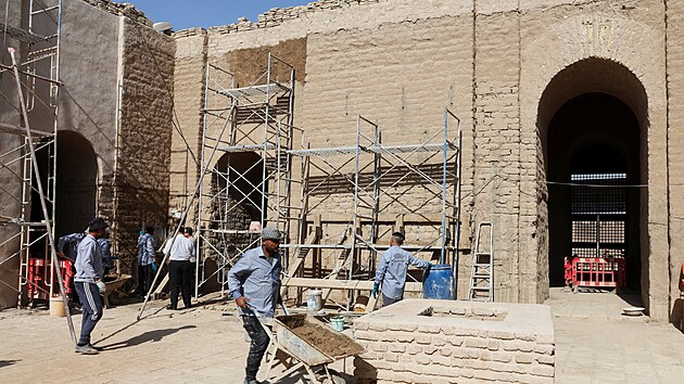 D�ln�ci opravuj� starov�k� m�sto Babylon v Ir�ku, kter� je zaps�no na seznamu sv�tov�ho d�dictv� UNESCO. (22. ��jna 2025)