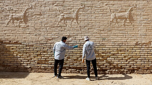 D�ln�ci opravuj� starov�k� m�sto Babylon v Ir�ku, kter� je zaps�no na seznamu sv�tov�ho d�dictv� UNESCO. (22. ��jna 2025)