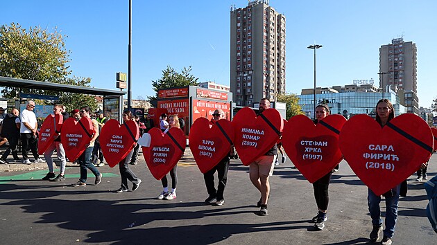 Des�tky tis�c lid� z cel�ho Srbska p�i�ly v Nov�m Sadu manifestovat a uct�t pam�tku 16 ob�t�, kter� p�ed rokem zahynuly p�i z��cen� st�echy m�stn�ho n�dra��. (1. listopadu 2025)