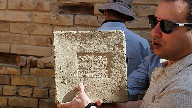 Montaser Hasn�v�, �editel z ir�ck�ho ministerstva kultury dr�� starov�kou cihlu s kl�nopisn�mi n�pisy v Babylonu. (22. ��jna 2025)