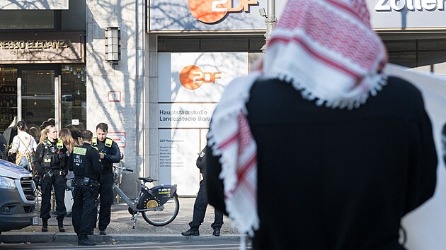 Propalestin�t� demonstranti protestuj� p�ed budovou ZDF v Berl�n�. (7. listopadu 2025