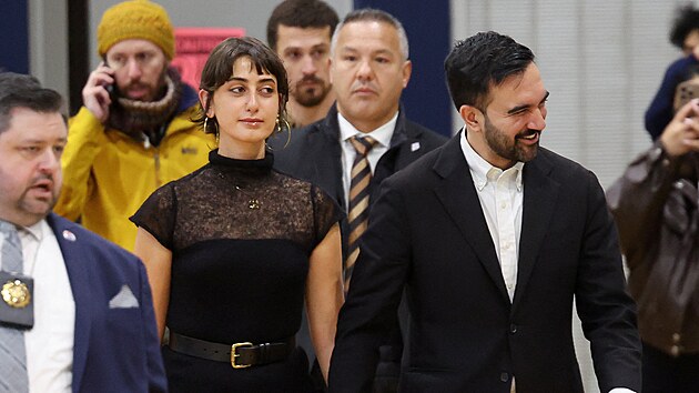 Demokratick kandidt na starostu New Yorku Zohran Mamdani a jeho manelka Rama Duwajiov pichzej do volebn mstnosti v Queensu v New Yorku. (4. listopadu 2025)