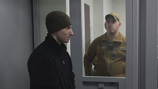 Rusk� voj�k obvin�n� z vra�dy ukrajinsk�ho zajatce b�hem soudn�ho sly�en� v Z�poro��. (6. listopadu 2025)