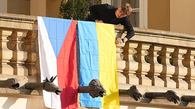 Tomio Okamura byl ve st�edu zvolen nov�m p�edsedou Poslaneck� sn�movny. Jeho prvn�m rozhodnut�m ve funkci bylo sund�n� ukrajinsk� vlajky, kter� visela p�ed vchodem do budovy vedle vlajek EU, Izraele a �esk� republiky. N�kte�� opozi�n� poslanci v�ak brzy na situaci reagovali, Sn�movnu pokryli vlajky nov�, kter� vis� z oken a balkon� jejich kancel���.