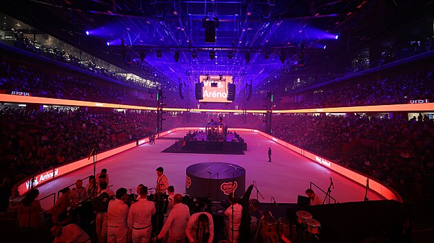 Na kulturn� program souvisej�c� se spu�t�n�m provozu Hor�ck� ar�ny p�i�lo p��mo do haly 5 500 div�k�, dal�� sledovali vystoupen� na ob�� obrazovce venku.