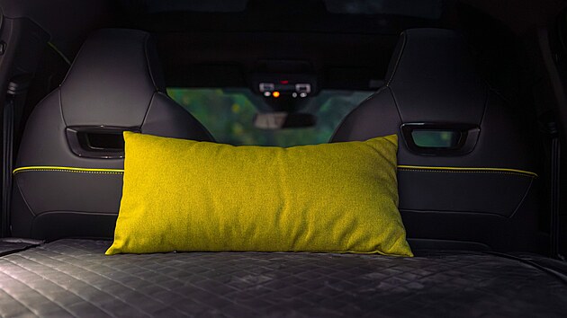 �koda Enyaq Coup� RS ve spac� �prav� Obytnaq, elektromobil p�ipraven� na nocleh.