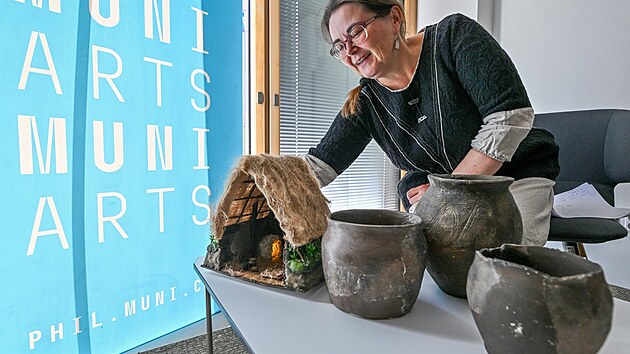 Sta�� Slovan�, jejich n�doby a maketa jejich obydl�, p�edstavila archeolo�ka Ren�ta P�ichystalov�.