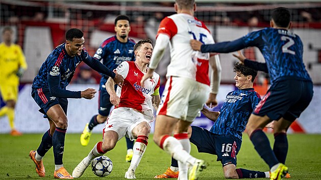 Kapitn Slavie Luk Provod v obleen hr Arsenalu.