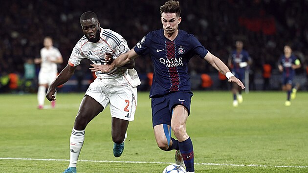 Fabian Ruiz z PSG (vpravo) vede m�� p�ed Dayotem Upamecanem z Bayernu.