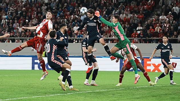 Branká� PSV Mat�j Ková� boxuje mí�.