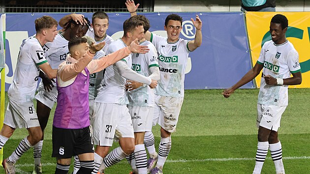 Karvin�tí fotbalisté se radují z gólu, který vst�elili Spart�.