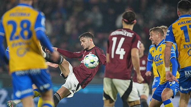 Spar�anský úto�ník Albion Rrahmani se sna�í zakon�it v záv�ru utkání proti...