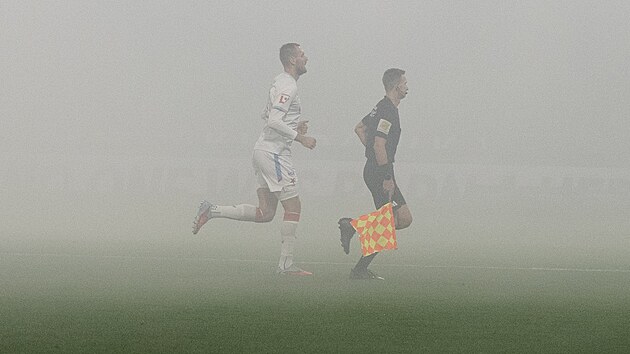 Hust� d�m v �vodu utk�n� mezi Plzn� a Slavi�. Utk�n� muselo b�t p�eru�eno.