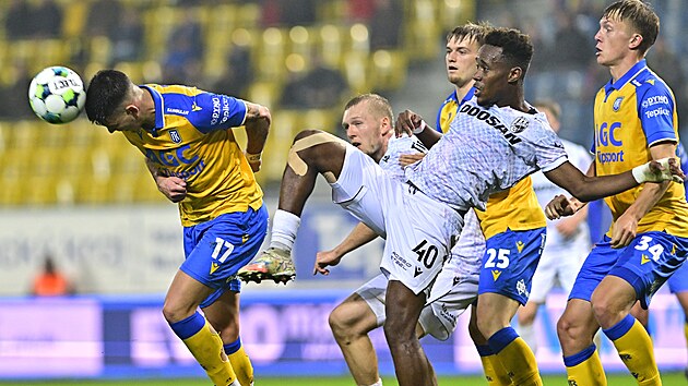 Teplický obránce Denis Halinský hlavi�kuje p�ed Sampsonem Dwehem z Plzn�.