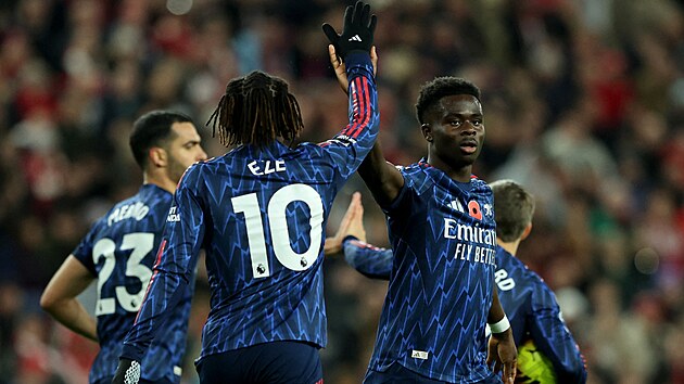 K��deln�k Bukayo Saka z Arsenalu slav� se spoluhr��i vst�elen� g�l.