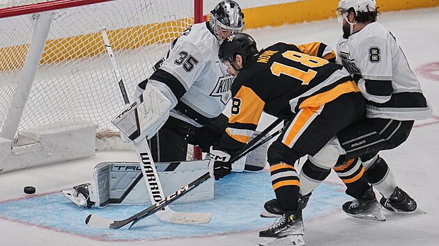 Tommy Novak z Pittsburgu zbl�zka p�ekon�v� brank��e Darcyho Kuempera z Los Angeles.