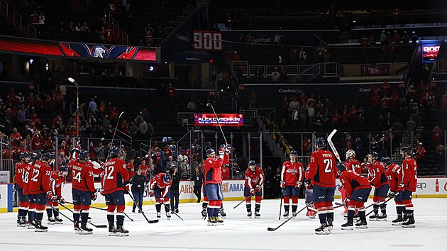 Alexandr Ove�kin se uprost�ed kluzi�t� do�kal mohutn�ch ovac�.