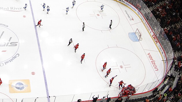 K Alexandru Ove�kinovi se sj�d� v�ichni spoluhr��i pot�, co vst�elil g�l ��slo 900 v NHL.