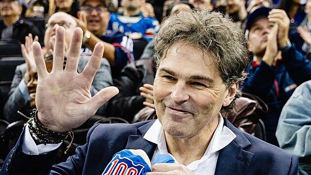 Fanou�ci New York Rangers legend�rn�ho Jarom�ra J�gra p�iv�tali potleskem, on jim na opl�tku zam�val.