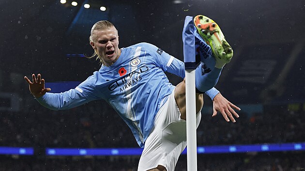 Erling Haaland oslavuje g�l proti Liverpoolu.