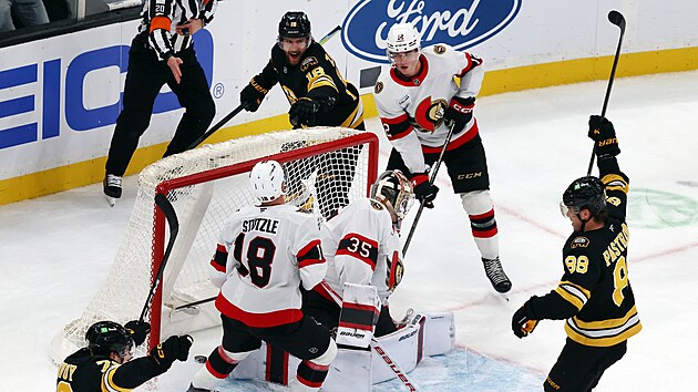 �e�t� hokejist� ve slu�b�ch Bostonu, David Pastr��k (88) s Pavlem Zachou (18), oslavuj� v�t�znou brankou v prodlou�en� utk�n� s Ottawou, kterou vst�elil druh� jmenovan�.