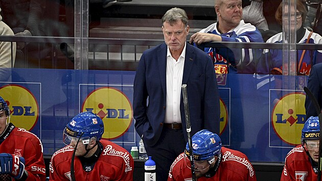 Zadumaný trenér Radim Rulík na eské stídace