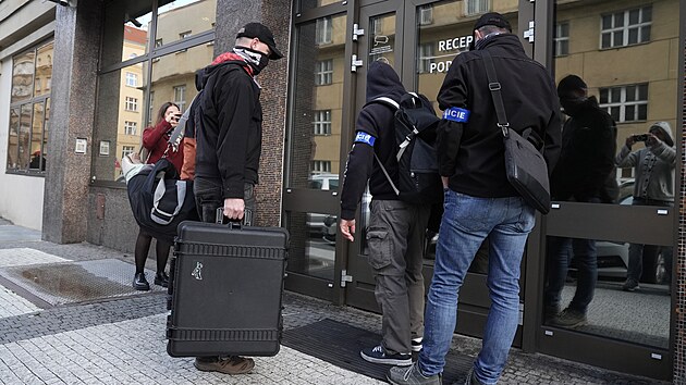 Policist zasahuj v budov VZP v Praze (3. listopadu 2025)
