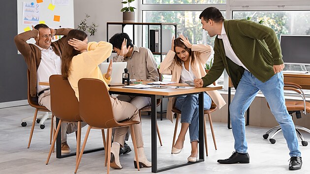 Každý zná nepochybně aspoň jednoho z nich. Nejsou nutně zlí ani agresívní, ale vyvolávají v nás zvláštní druh pocitů: směs podráždění, únavy a tichého přání být kdekoliv jinde. Pokud jsme nuceni být v jejich okolí dlouhodobě, například na pracovišti, pak někdy ztrácíme i chuť žít. O jaké lidi jde, jak s nimi jednat a jak se nestát jedním z nich, přibližuje psycholog Jan Urban.