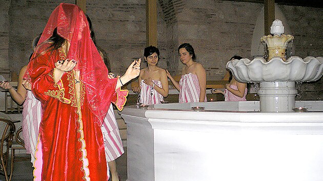 Sou��st� svatebn�ho hamm�mu je tanec, �iv� hudba a ob�erstven�.