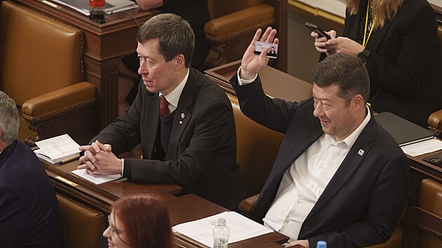 Volbou nov�ho p�edsedy Sn�movny pokra�uje ustavuj�c� sch�ze doln� komory parlamentu. Na sn�mku Hayato Okamura a Tomio Okamura. (5. listopadu 2025)