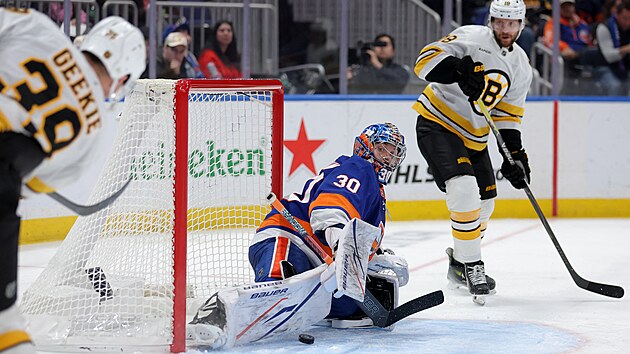 Pavel Zacha z Bostonu (vpravo) ped brankou New Yorku Islanders