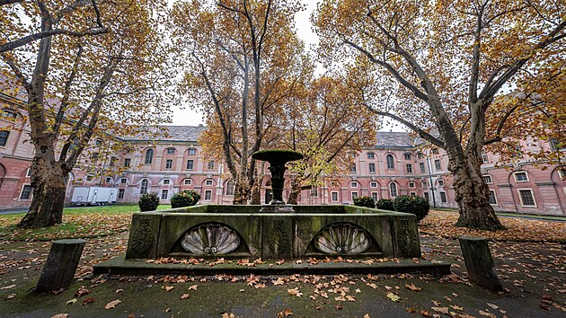 Karl�nsk� Invalidovna, jedna z nejstar��ch staveb t�to m�stsk� ��sti, p�ed rekonstrukc� (4. listopadu 2025)