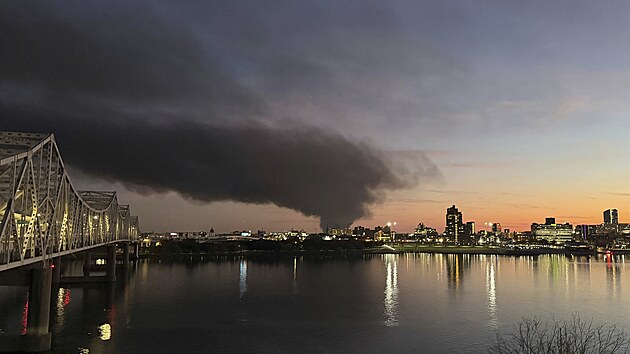 Por pobl mezinrodnho letit v americkm mst Louisville. Zpsobila jej havrie letadla. (5. listopadu 2025)