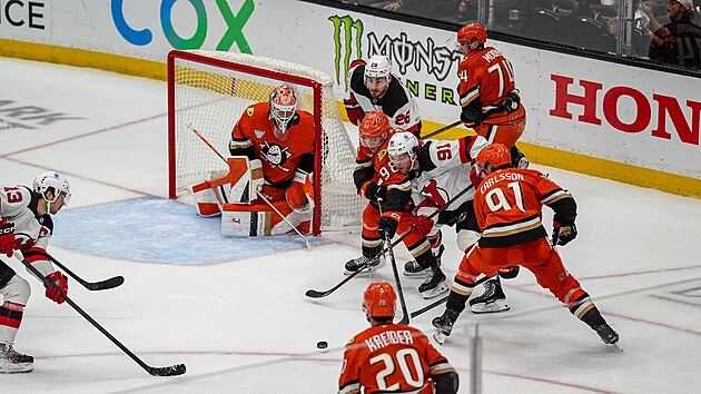 Luk Dostl sleduje dn ped brankou Anaheimu.