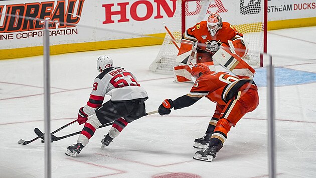 Jesper Bratt z hlu najd na branku Luke Dostla.