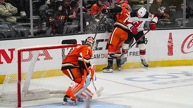 Luk Dostl sleduje souboj u mantinelu v utkn proti New Jersey.