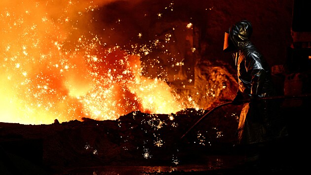Ocelá uprosted jisker surového eleza vycházejících z vysoké pece v ocelárn...