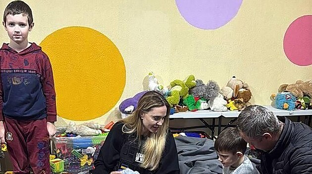 Americk� here�ka a ambasadorka d�tsk�ho fondu UNICEF Angelina Jolie nav�t�vila ukrajinsk� Cherson. N�borov� st�edisko odvedlo jej�ho �idi�e. (5. listopadu 2025)