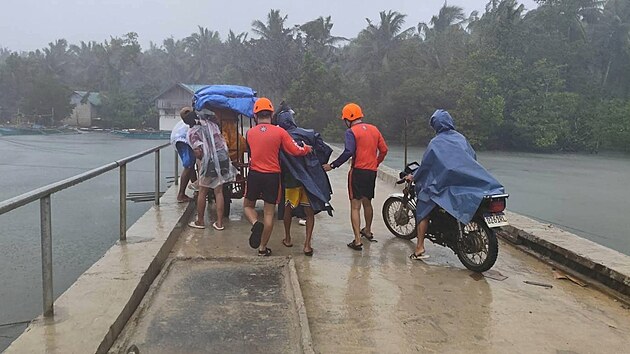 ��ady na��dily evakuaci obyvatel v�chodn�ch Filip�n, na kter� m��� tajfun Fung-wong. (9. listopadu 2025)