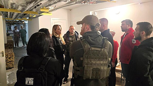 Nečekané drama. Jolie neohlášeně přijela na Ukrajinu, jejího řidiče zadrželi náboráři