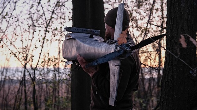 �lenov� ukrajinsk� policie p�ipravuj� dron na frontov� linii v Pokrovsku. (2. listopadu 2025)