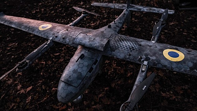 �lenov� ukrajinsk� policie p�ipravuj� dron na frontov� linii v Pokrovsku. (2. listopadu 2025)