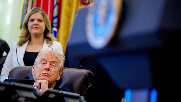 Ospalého Joea střídá mátožný Don. Trump v Oválné pracovně vypadal, jako by spal