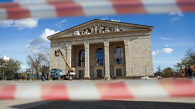 „Zpěv a tanec na kostech obětí.“ Rusové dokončují obnovu divadla v Mariupolu
