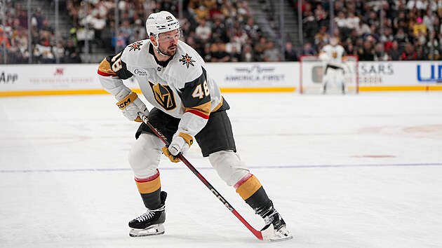 �to�n�k Vegas Tom� Hertl kontroluje puk b�hem utk�n� proti Coloradu.